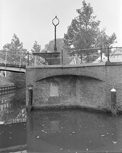 855035 Gezicht op het zuidelijk bruggenhoofd van de Weerdbrug over de Stadsbuitengracht te Utrecht, met daarin de ...
